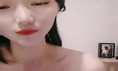 披肩发女神，模特身shen材全裸镜头前自[zi]慰，特写手指掰穴，小[xiao]穴干净诱人