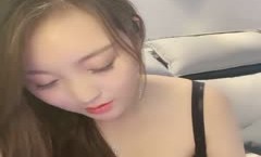气质网红美女！笑起来甜美！收费房小秀一段，撩下内衣揉奶大奶，掰开小[xiao]穴特写