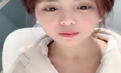 甜美颜值妹mei妹mei！娇小身shen材非常耐操！服装店地上草逼，掏出屌往嘴里塞