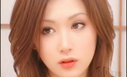日本萝luo莉出场惊艳所有人的9分大美女，被三个猥琐大叔前后夹击 应付不过来了，剪刀减掉内裤丝袜就干，三个轮流着干，把她内射得疲惫不堪