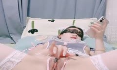 文静乖巧新人美女！外表清纯操起来骚！情趣装白丝袜，开档内裤自摸粉[fen]穴