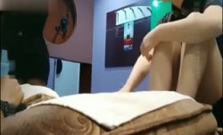 龙哥桑拿会所叫位新来的美女技师服务时不让碰,把公关经理叫来加钱想干她,不同意带到3楼找位更漂亮的美女服务! - soav