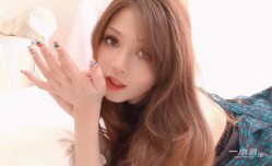 最新上市！【MissAV-日本萝luo莉】这身shen材绝对是数一数二的S级别的大长腿大奶子，两个猛男激烈轮流干内射两次，出红了的姨妈和精液混着