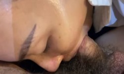 女友晚上说她肚子饿了，然后她含住了我的肉rou棒吸舔tian