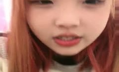 00后高gao颜值美少女！性格活泼甜美！脱光光扭腰摆臀，贫乳奶子多毛嫩【neng】穴，怼在镜头前特写