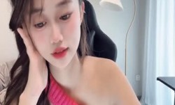 新晋极品妹mei子，童颜巨乳，上下粉嫩，褪去2