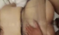 妈妈的丝袜，不小心被我撕烂了，爸爸不会怪我吧！！！