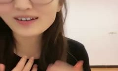 清纯眼镜小姐姐初下海！甜美性格好！半脱下内裤特写掰穴，跪在床上翘起屁股