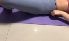 骚姨妈《32》，老铁们都念念不忘的瑜伽服视频来了，小姨的屁股问你们圆不圆