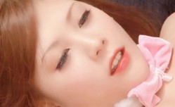 漂亮清纯可人儿的脸蛋 一群大叔肆意蹂躏内射 反差及大，轮流内射最终变成收汁皿