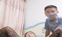 良家人妻深夜跟小哥激ji情啪pa啪给狼友看穿上新买的情趣装给小哥口交乳交道具玩逼