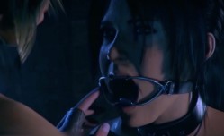 劳拉(Lara Croft) 被綁住並在所有洞裡操