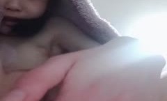１8岁嫩neng妹mei萝luo莉超级嫩，奶子不大微毛粉[fen]穴手指扣入屁股特写