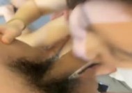 刺激战场，露脸颜值不错的小姐姐躺在床上让小哥们轮着玩，全程露脸揉奶玩逼口交大鸡巴，让压在压在身下干