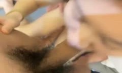 刺激战场，露脸颜值不错的小姐姐躺在床上让小哥们轮着玩，全程露脸揉奶玩逼口交大鸡巴，让压在压在身下干