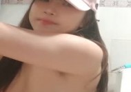 鸭舌帽新人酒窝少女！一对白嫩大奶子！浴室激ji情自[zi]慰，坐在马桶上扣逼，