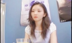 难得一见如此天然美的娇小美女， 叫床声音很动听，请带上耳机欣赏