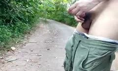 男：你专门勾引别人过来打野战啊，我在我们村都没打过野战。女骚货：万一怀孕了呢，没事没事。我回去吃个药！
