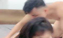 长发颜值尤物被帅男后入啪pa啪操逼沙发上抠逼白虎穴很干净换个姿势女上位后入抽送