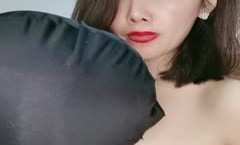 脊柱上有纹身的极品风骚人妻跟蒙面大哥啪pa啪，口交大鸡巴活超棒表情好骚
