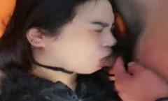 风骚诱人极品小xiao少妇的群P激ji情大秀，全程露脸吞精喝尿听话，嘴里舔tian着大鸡巴小逼被各种抽[chou]插，奶子乱甩真刺激