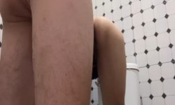 在她的小[xiao]穴上尿尿