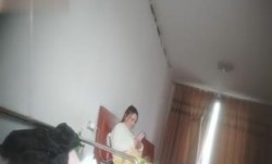 中午睡醒吃点东西小旅馆找了个卖淫女吃快餐 - soav