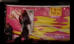 农村结婚现场为了活跃气氛请了艳舞女郎表演脱衣舞 - soav
