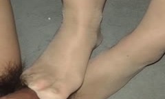 与堂嫂的性xing愛姿势--（30）堂嫂穿丝袜给我足交口交最后射在了她的丝袜上