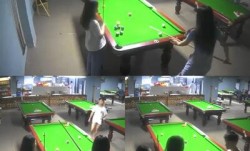 小伙台球厅突然脱裤子当着美女面自[zi]慰吓跑美女cdd