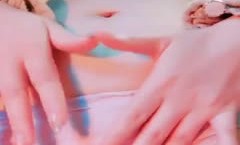 气质美少妇！看似文静骚的很！脱下牛仔裤揉搓肥穴，水晶假屌抽[chou]插，高潮大量喷水