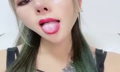 性感妖艳网红美女！情趣装拨开内裤！粉嫩肥穴揉搓，跪在床边炮友后入，水声哗哗娇喘不断
