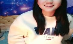 萝luo莉女神的诱惑高gao颜值全程露脸跟狼友互动撩骚，性感粉嫩小[xiao]穴洗澡诱惑尿尿给狼友看