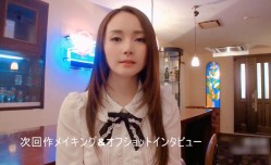 小甜甜超美御姐，性感丝袜灰丝美腿，白皙的皮肤很有肉感的身shen材，在她温暖的粉[fen]穴里游荡，站着后入内射