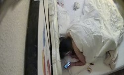 2023-1-17流出酒jiu店偷拍 邻家大奶妹mei一边看手机啪pa啪视频一边和男友草逼被外射肚子上