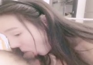巨乳新人眼镜小姐姐！外表文静乖巧！吸吮舔tian屌，第官网一视角后入肥臀，进进出出水声哗哗