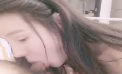 巨乳新人眼镜小姐姐！外表文静乖巧！吸吮舔tian屌，第官网一视角后入肥臀，进进出出水声哗哗