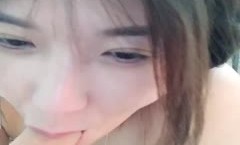 尤物骚货手持镜头露脸打飞机深喉口交，大道具自[zi]慰，卧室无套一顿猛操，手指插肛门