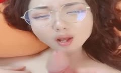 极品淫ying荡娇娃，床上的性感尤物，全程露脸在床上让三个男人玩弄，叫着爸爸